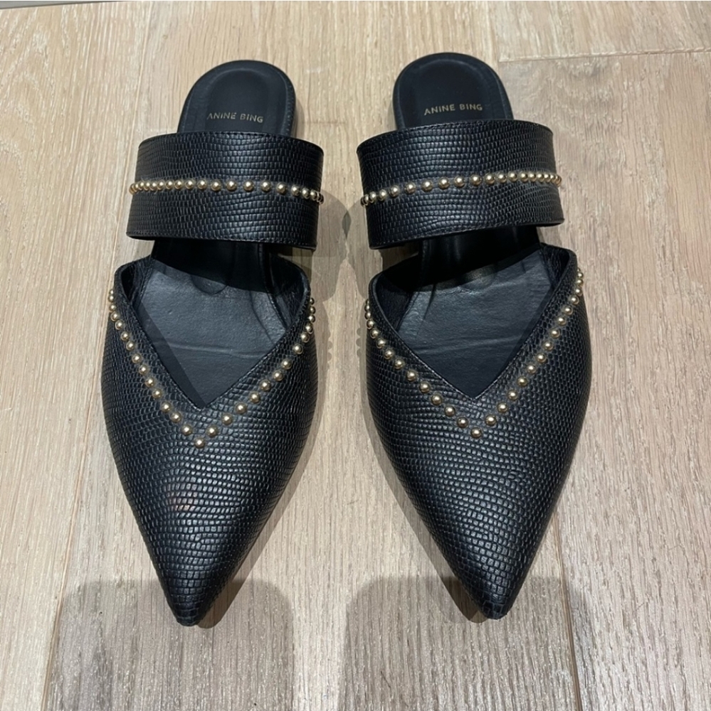 Looking for this pair size 38-39